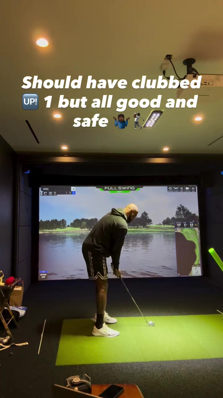 乐鱼体育官网-打磨球技！詹姆斯晒在家中玩高尔夫模拟器 挥杆后振臂庆祝