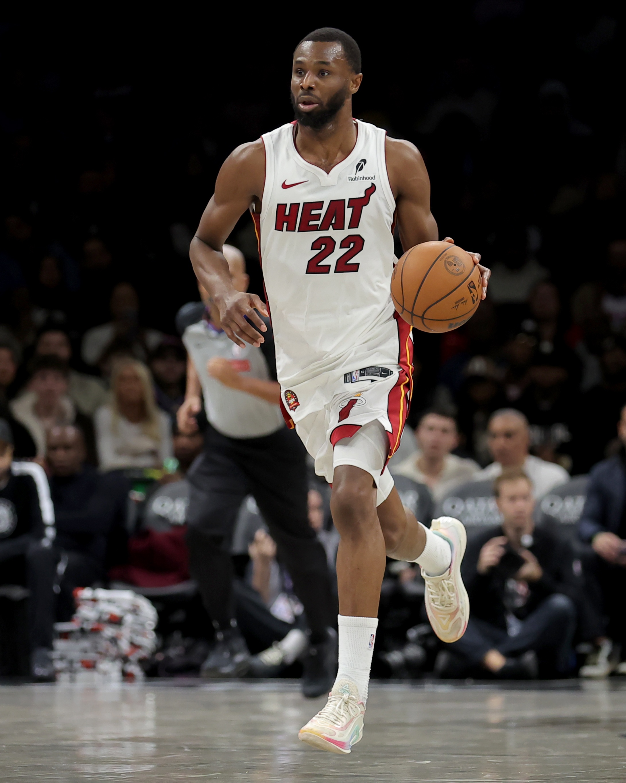 乐鱼电竞-活力十足！维金斯战旧主首节5中3拿到11分4板 罚球4中4