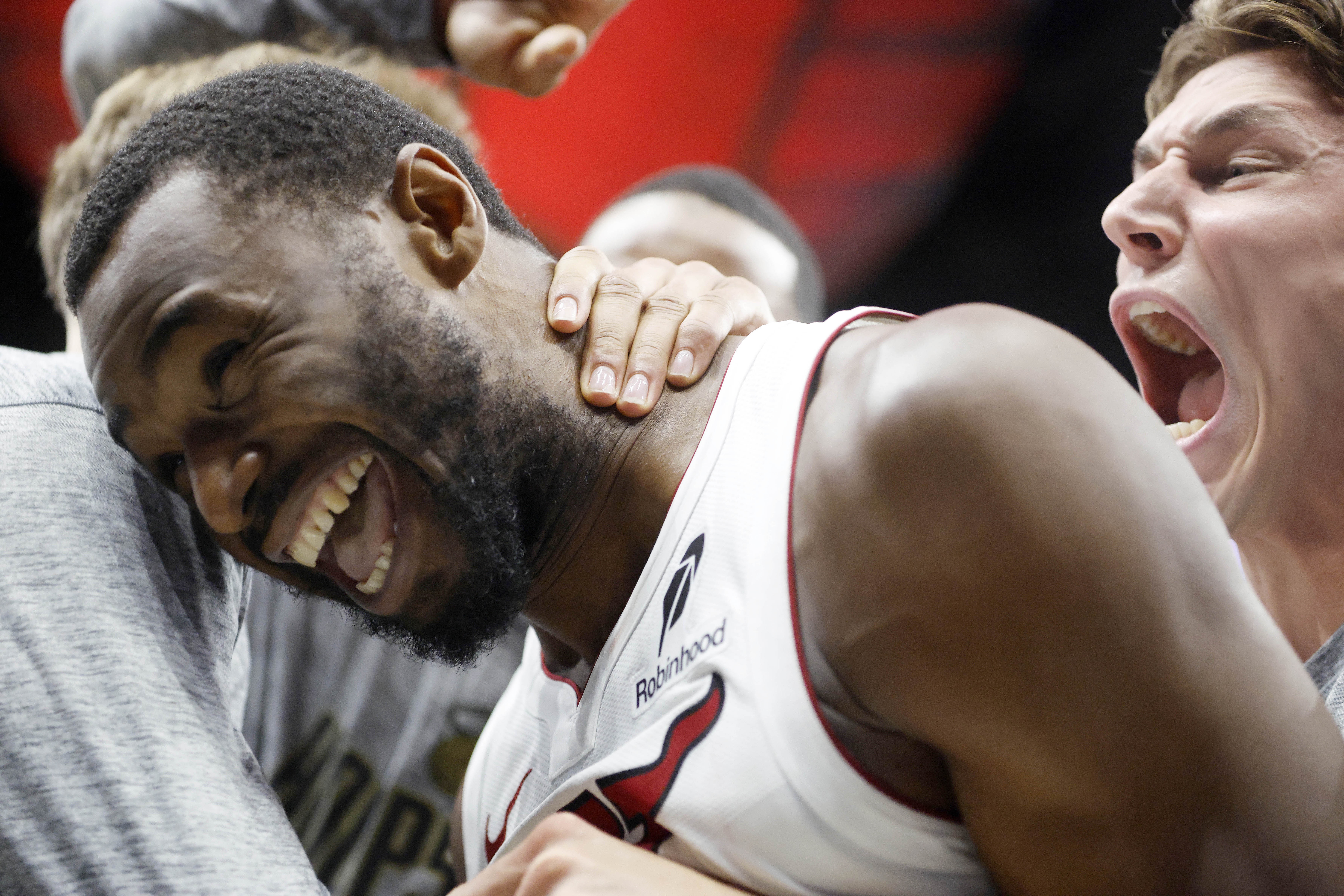 乐鱼体育-数学家回金州!维金斯战勇士上半场18分 下半场0分